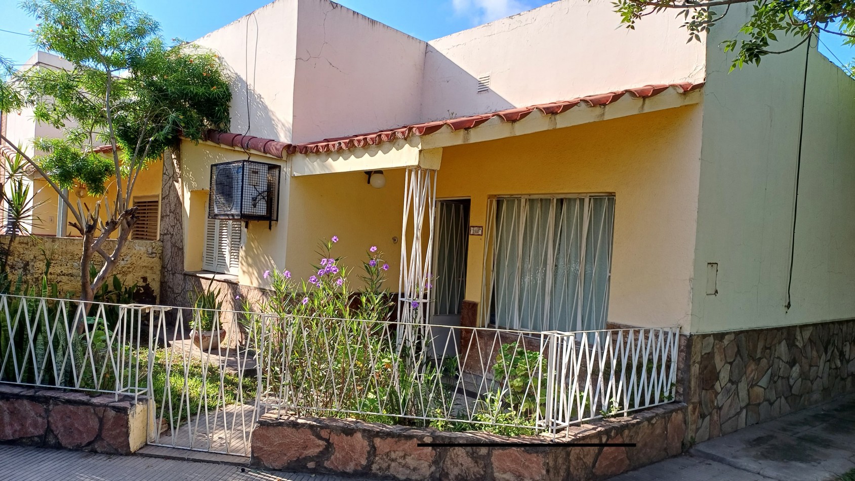 CASA UBICADA EN LISANDRO DE LA TORRE Y MORENO