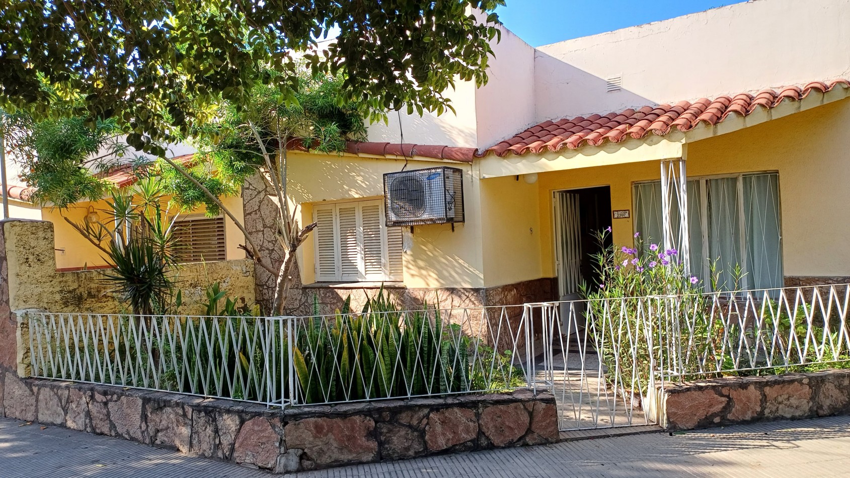 CASA UBICADA EN LISANDRO DE LA TORRE Y MORENO